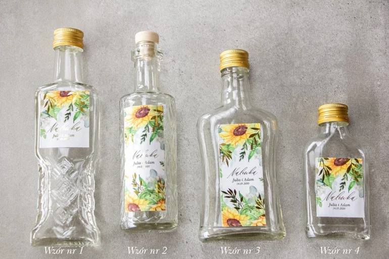 Butelki na nalewki ślubne ze słonecznikami i złotymi gałązkami | oryginalne prezenty dla gości weselnych