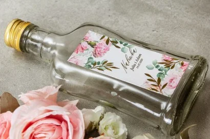Szklane butelki z etykietą w kolorach różu i bieli | Oryginalne prezenty weselne dla gości