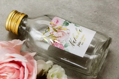 Szklane butelki z etykietą w kolorach różu i bieli | Oryginalne prezenty weselne dla gości | Rubin nr 9