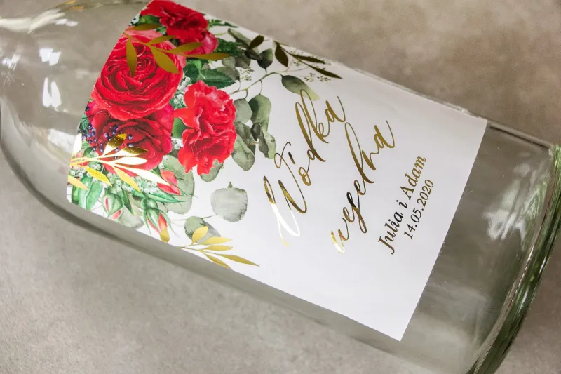 Etykiety samoprzylepne na butelki weselne na alkohol ze złotymi gałązkami i bordowymi różami