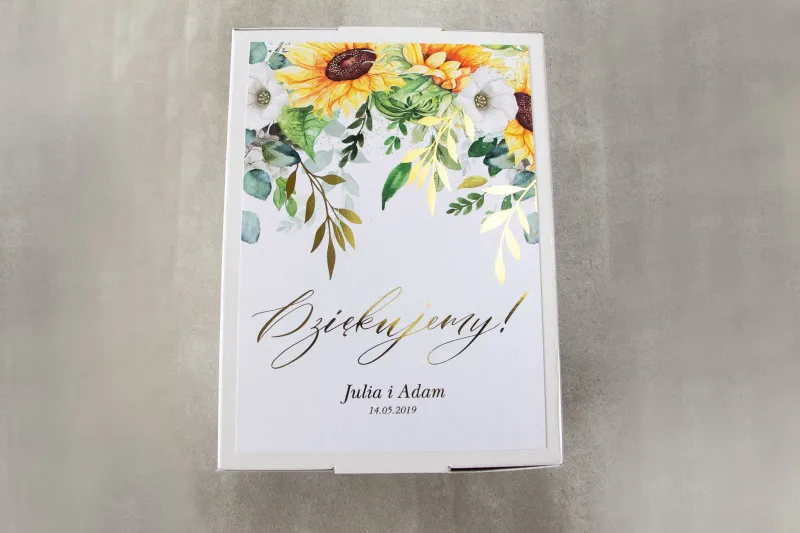 Ślubne pudełko na koperty - Front pudełka ze złotymi gałązkami i słonecznikiem, idealne na ślub latem