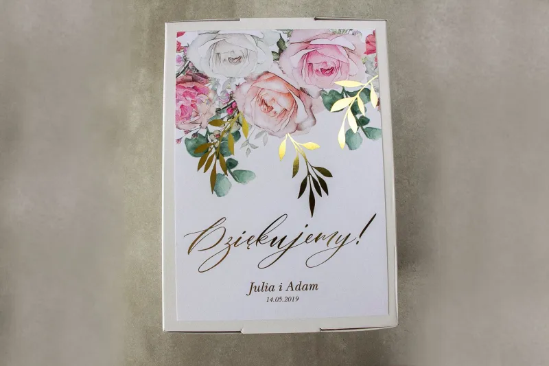 Ślubne pudełko na koperty - Front pudełka ze złotymi gałązkami w delikatnych kolorach różu i bieli