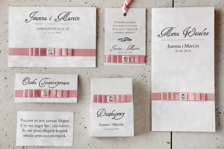 Zaproszenie ślubne z dodatkami - Amaretto nr 5 - Papier perłowy z różową kokardką i cyrkonią
