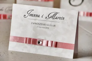 Hochzeitseinladung mit Schleife und Strass - Amaretto No. 5 - Perlenpapier mit Federstruktur, hellrosa Schleife mit Zirkonia