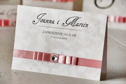 Zaproszenia Ślubne na perłowym papierze z kokardą i cyrkonią | Eleganckie zaproszenia na wesele