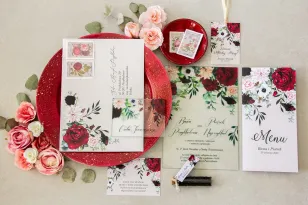 Burgunderfarbene Hochzeitseinladungen auf Glas mit pastellfarbenen Dahlien und weißen Anemonen
