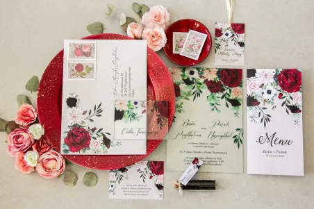 Burgunderfarbene Hochzeitseinladungen auf Glas mit pastellfarbenen Dahlien und weißen Anemonen