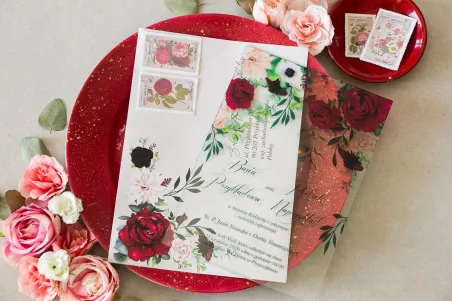 Burgunderfarbene Hochzeitseinladungen auf Glas mit pastellfarbenen Dahlien und weißen Anemonen