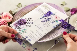 Lila Hochzeitseinladungen auf Glas mit Lavendelzweigen