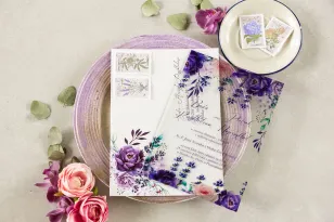 Lila Hochzeitseinladungen auf Glas mit Lavendelzweigen