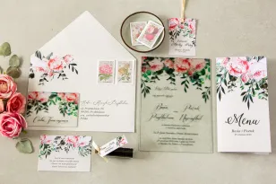 Zaproszenia ślubne na szkle z różowymi piwoniami i różami z dodatkiem gałązek eukaliptusa