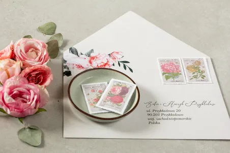 Zaproszenia ślubne na szkle z różowymi piwoniami i różami z dodatkiem gałązek eukaliptusa
