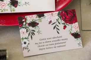 Hochzeitseinladungskarte mit pastellfarbenen Dahlien und weißen Anemonen