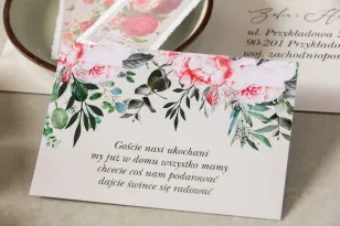 Hochzeitseinladungskarte mit rosa Pfingstrosen und Rosen mit Eukalyptuszweigen