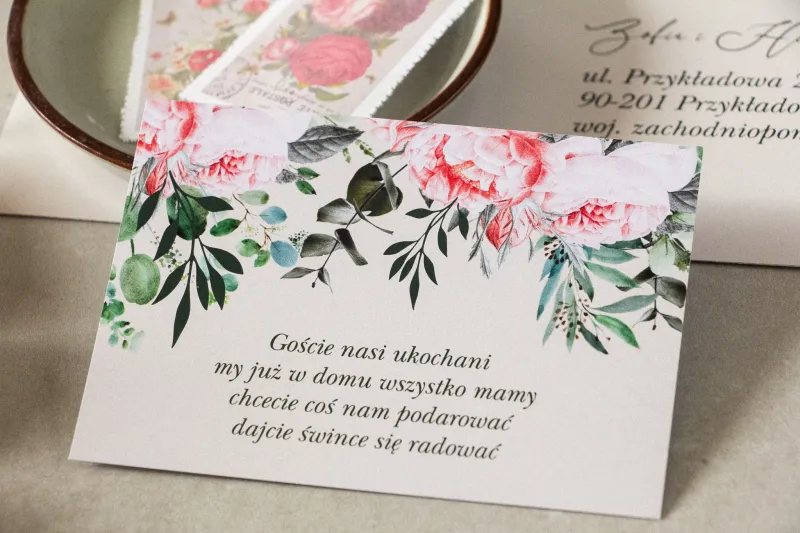 Bilecik do zaproszeń ślubnych z różowymi piwoniami i różami z dodatkiem gałązek eukaliptusa