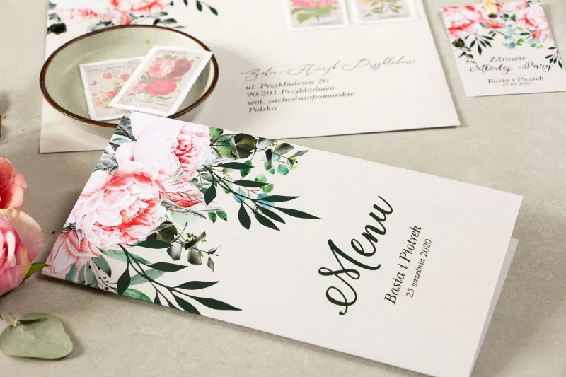 Hochzeitsmenü. Grafik mit rosa Pfingstrosen und Rosen mit dem Zusatz von Eukalyptuszweigen Hochzeitsmenü. Grafik mit rosa Pfingstrosen und Rosen mit dem Zusatz von Eukalyptuszweigen