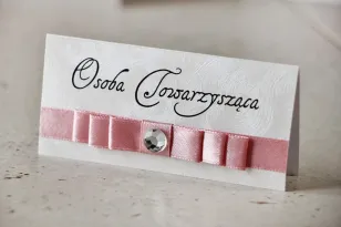 Winietki na stół weselny, ślub - Amaretto nr 5 - Perłowy papier z delikatną różową kokardką, pudrowy róż, z cyrkonią