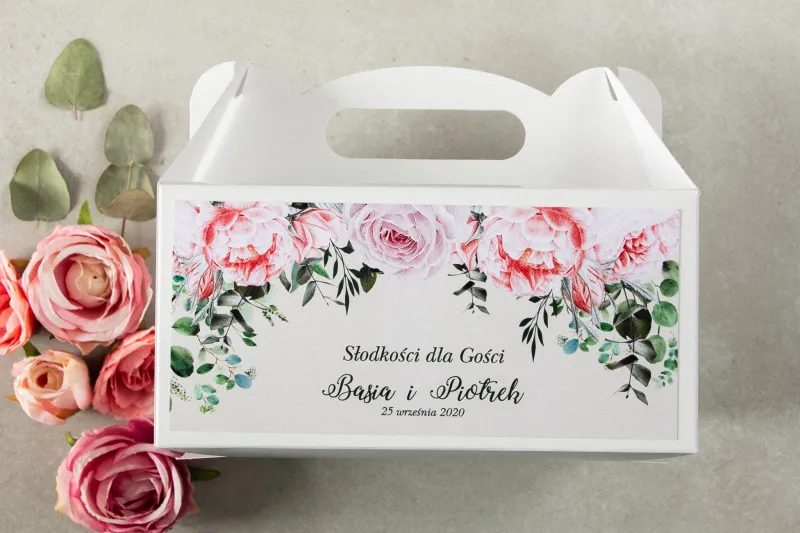 Prostokątne Pudełko na Ciasto weselne z różowymi piwoniami i różami z dodatkiem gałązek eukaliptusa