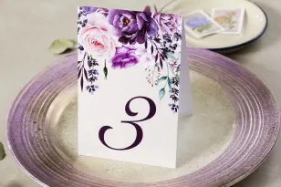 Lila Hochzeitstischnummern mit dem Zusatz von Lavendelzweigen