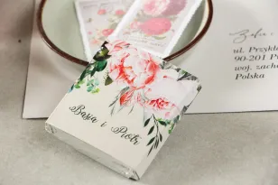 Danke an die Hochzeitsgäste in Form von Milchschokolade, Deckblatt mit rosa Pfingstrosen und Rosen