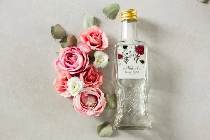 Ekskluzywne butelki na nalewki: Delikatne dalie i białe anemony | Podziękowanie dla gości weselnych