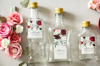 Ekskluzywne butelki na nalewki: Delikatne dalie i białe anemony | Podziękowanie dla gości weselnych | Korani nr 4