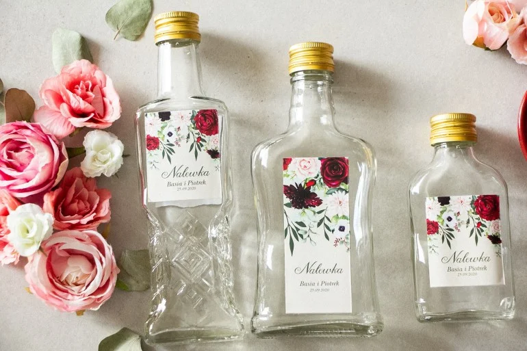 Ekskluzywne butelki na nalewki: Delikatne dalie i białe anemony | Podziękowanie dla gości weselnych