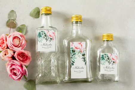 Ślubne Butelki na nalewki - Podziękowania dla Gości. Etykieta z różowymi piwoniami i różami