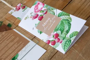 Hochzeitsmenü. Grafik mit Pfingstrosen und Himbeeren, umgeben von einer zarten, cremigen Farbe