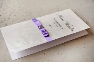 Menu weselne, stół weselny - Amaretto nr 7 - Papier perłowy z fioletową kokardką i cyrkonią