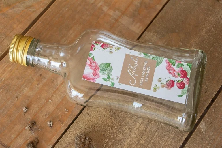 Butelka na nalewkę z etykietą piwonii i malin | Prezenty dla gości weselnych