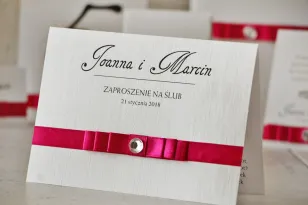 Hochzeitseinladung mit Schleife und Strass - Amaretto No. 8 - Perlenpapier mit Leinenstruktur mit magentafarbener Schleife