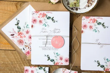 Hochzeitseinladungen im Boho-Stil mit einem ökologischen Umschlag. Einladungen mit einer Komposition aus einem zartrosa Strauß