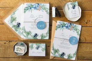 Winterliche Hochzeitseinladungen mit Motiv aus Baumwolle, Lebkuchen und blaugrünen Zweigen
