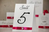 Eleganckie Numery Stołów Weselnych z Cyrkonią | Zamów Online