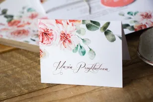 Winietki ślubne, wizytówki z personalizacją na stół weselny z kompozycją delikatnego, różowego bukietu