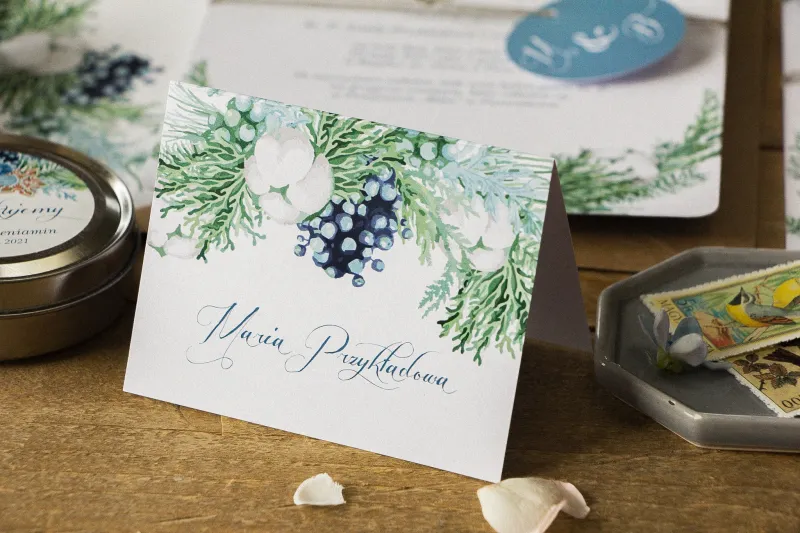 Zimowe Winietki ślubne, wizytówki z personalizacją na stół weselny z motywem bawełny, piernika i niebiesko-zielonych gałązek