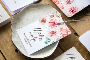 Anhänger für Hochzeitsflaschen, Hochzeitsaccessoires mit einer Komposition aus einem zarten, rosa Blumenstrauß