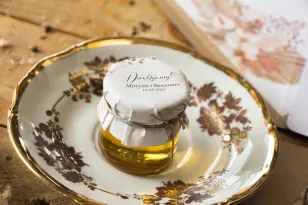 Süßes Dankeschön an die Hochzeitsgäste in Form von Gläsern mit Honig mit Pampasgras-Motiv