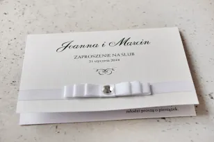 Hochzeitseinladung mit Schleife und Strass - Amaretto No. 9 - Perlenpapier mit Leinenstruktur, weiße Schleife