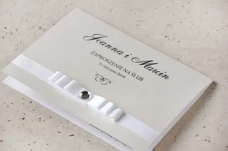 Zaproszenie ślubne z kokardką i cyrkonią - Amaretto nr 9 - Papier perłowy o fakturze lnu, biała kokardka