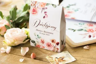 Prezenty dla gości weselnych, pudełeczka na słodkości z kompozycją delikatnego, różowego bukietu