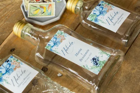 Ślubne Butelki na nalewki - Podziękowania dla Gości. Etykieta z motywem bawełny, piernika i niebiesko-zielonych gałązek