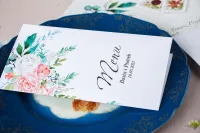 Glamour Menu Ślubne z Srebrzeniami i Kwiatami | Elegancja na Stołach Weselnych