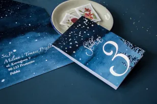 Numery stolików weselnych w stylu glamour ze srebrzonymi kropeczkami i mieniącym się tekstem