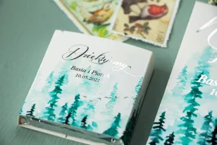 Geschenke für Hochzeitsgäste in Form von Milchschokolade, Verpackung mit Versilberung und Aquarellmotiv