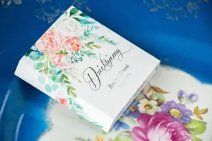 Geschenke für Hochzeitsgäste in Form von Milchschokolade, Deckblatt mit Versilberung, Pfingstrose und Eukalyptus