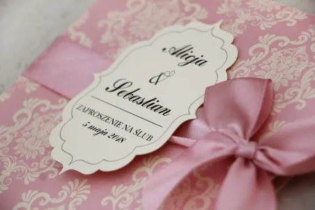 Perlenhochzeitseinladung mit Schleife - Ornament Nr. 1 - Puderrosa mit Cremegold, elegant