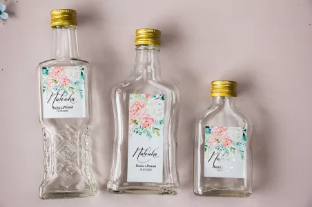 Hochzeitsflaschen für Tinkturen, Geschenke für Gäste. Versilberung, Pfingstrosen- und Eukalyptus-Etikett
