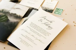 Leśne zaproszenia ślubne z dodatkiem przezroczystej owijki z nadrukiem grafiki